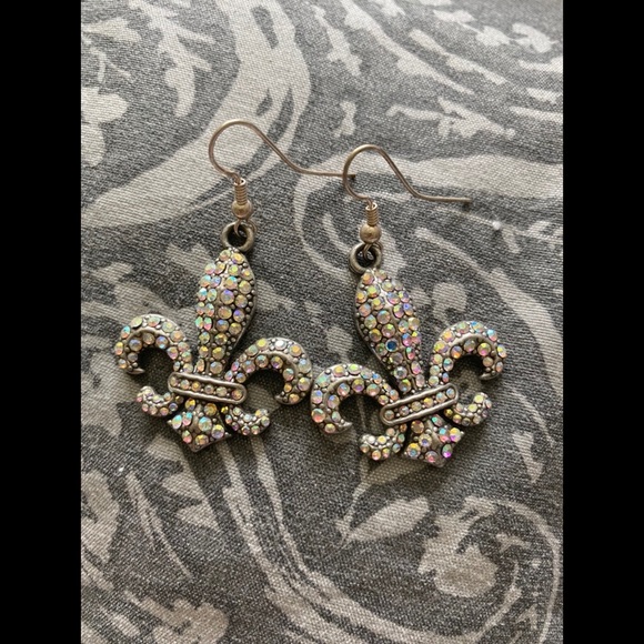 Fleur de lis necklace and earring set - Picture 3 of 6